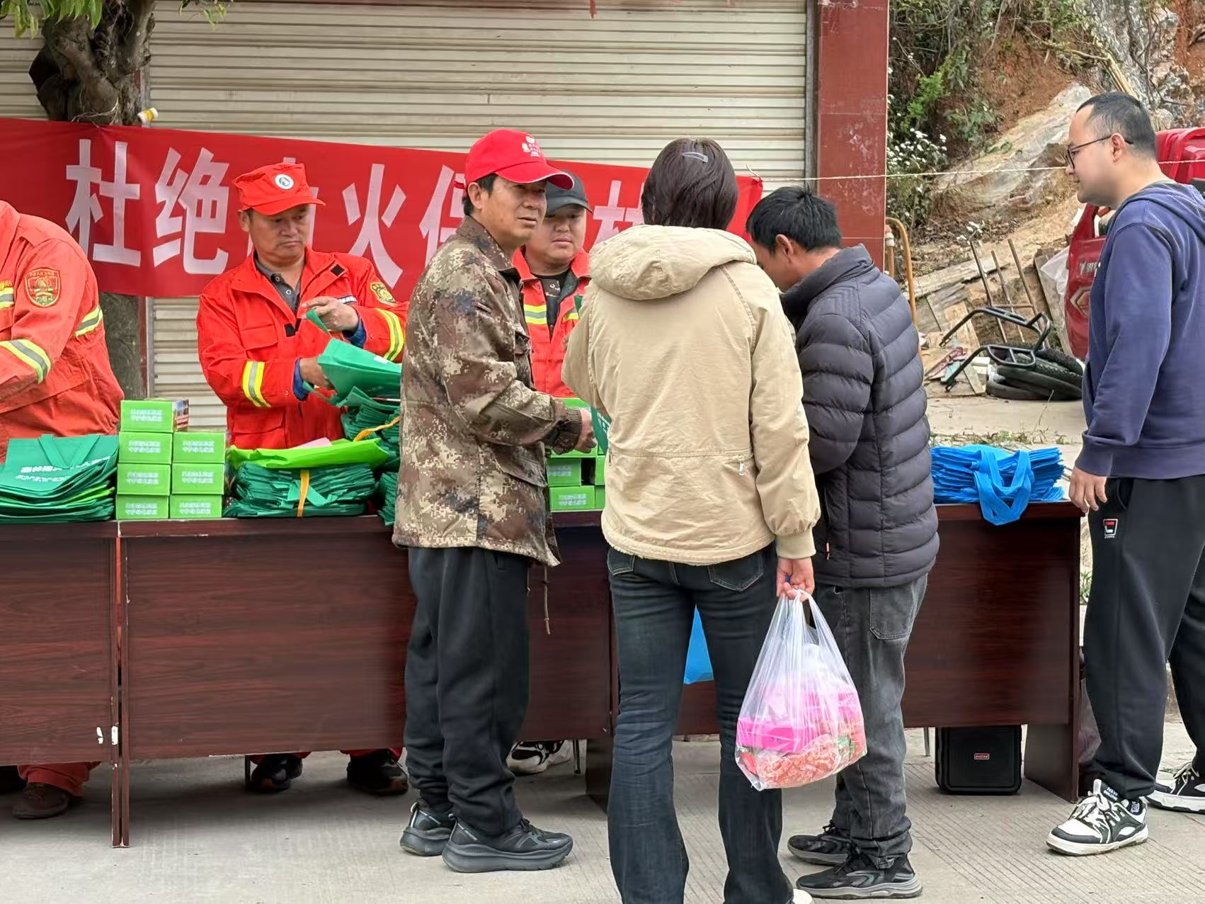 2025年3月31日塔甸鎮(zhèn)林業(yè)站、平安法治辦在集市開(kāi)展移風(fēng)易俗森林防滅火宣傳 (5).jpg