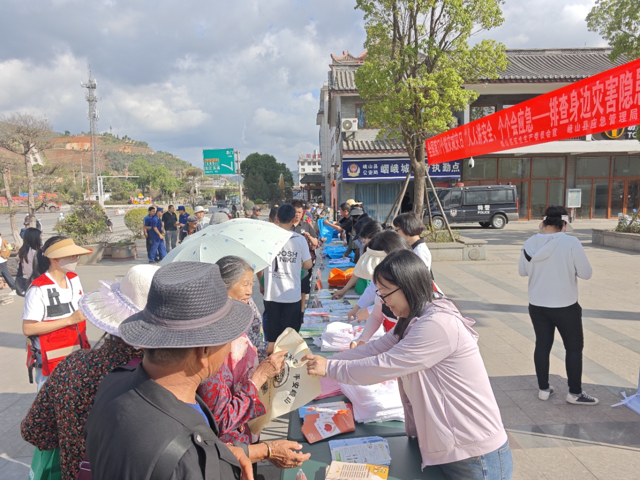 圖6 嶍峨城門廣場集中宣傳.jpg